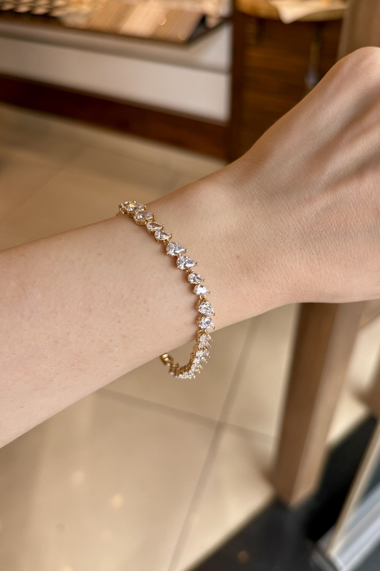 VIP Sıra Yatay Damla Zirkon Taşlı Bileklik 17 + 3 cm