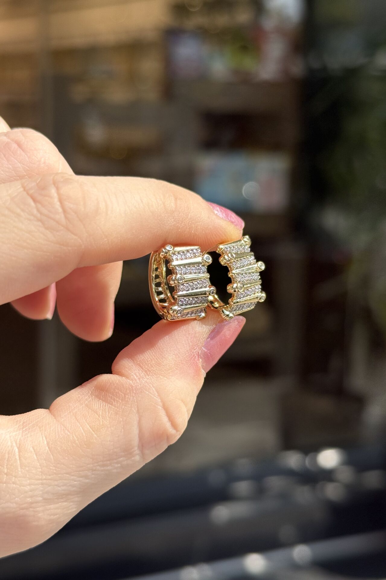 VIP Gömme Taş İşlemeli Sıralı Oval Halka Küpe 14K