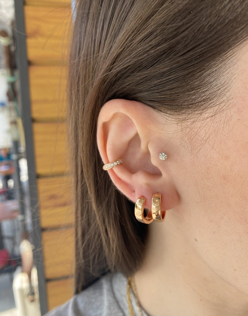 VIP Seri Mat V Şeritli Halka Küpe