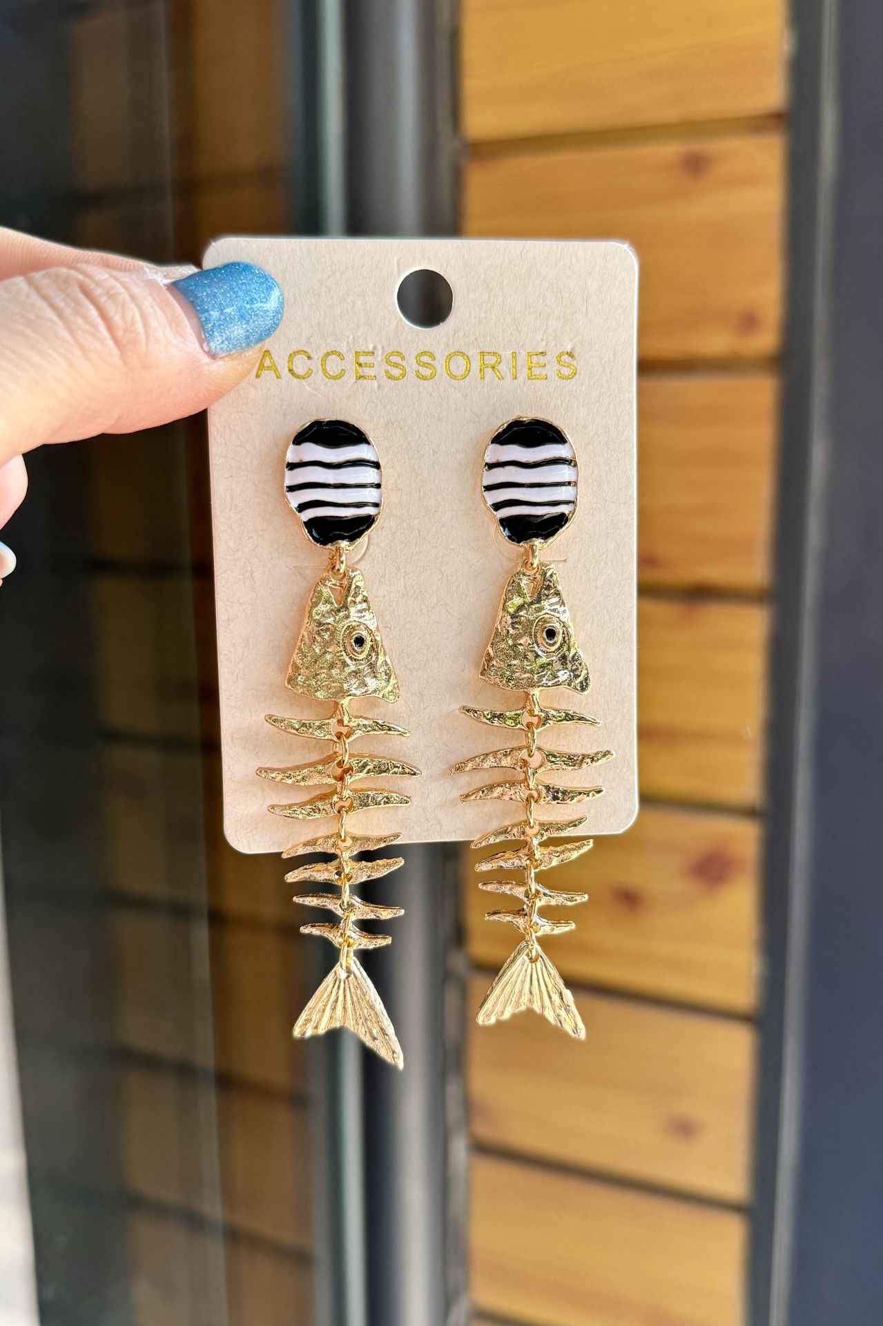 Siyah Beyaz Mineli Marka Model Balık Küpe