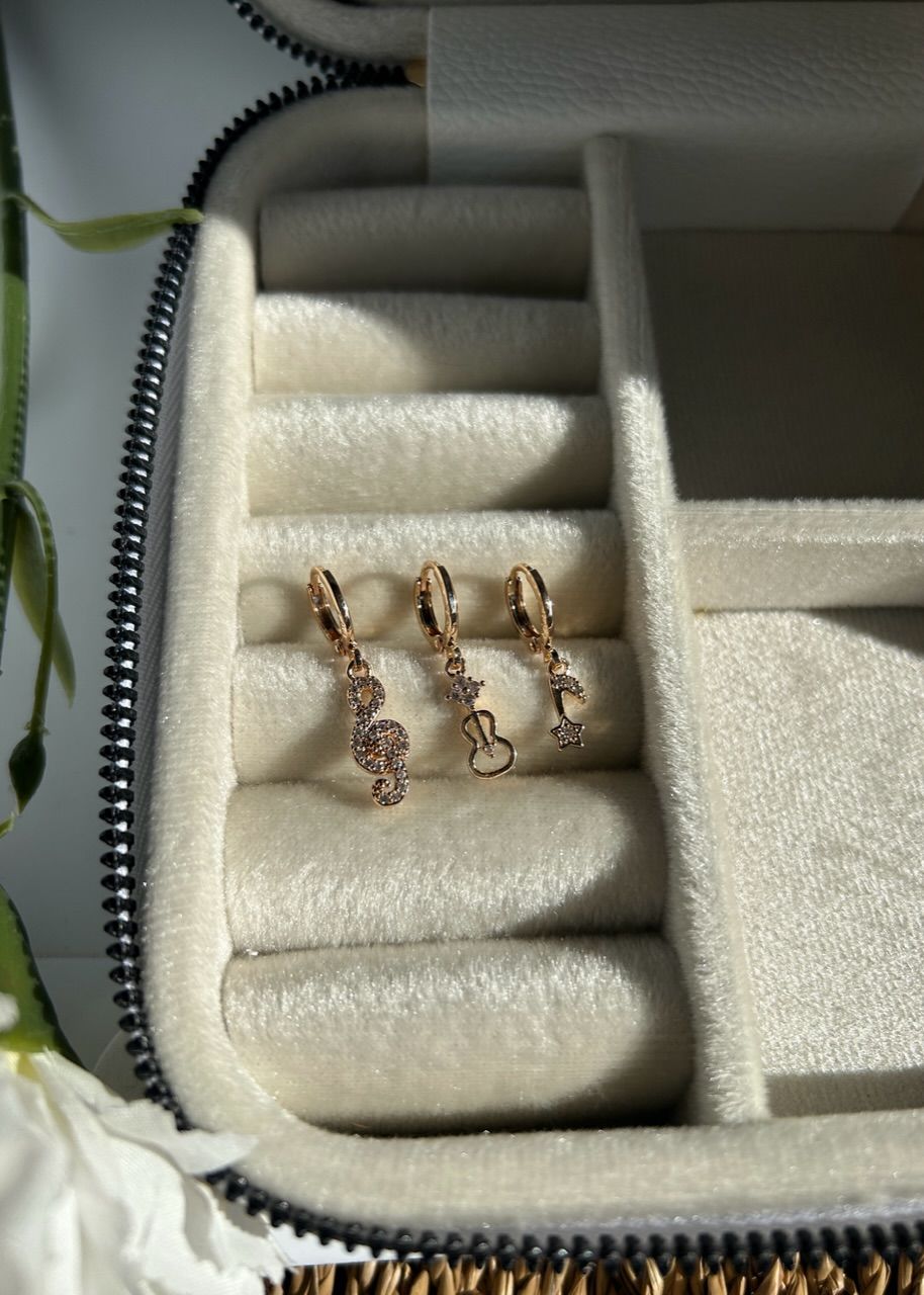 Taşlı Sol Anahtar Detaylı 3'lü Set Küpe