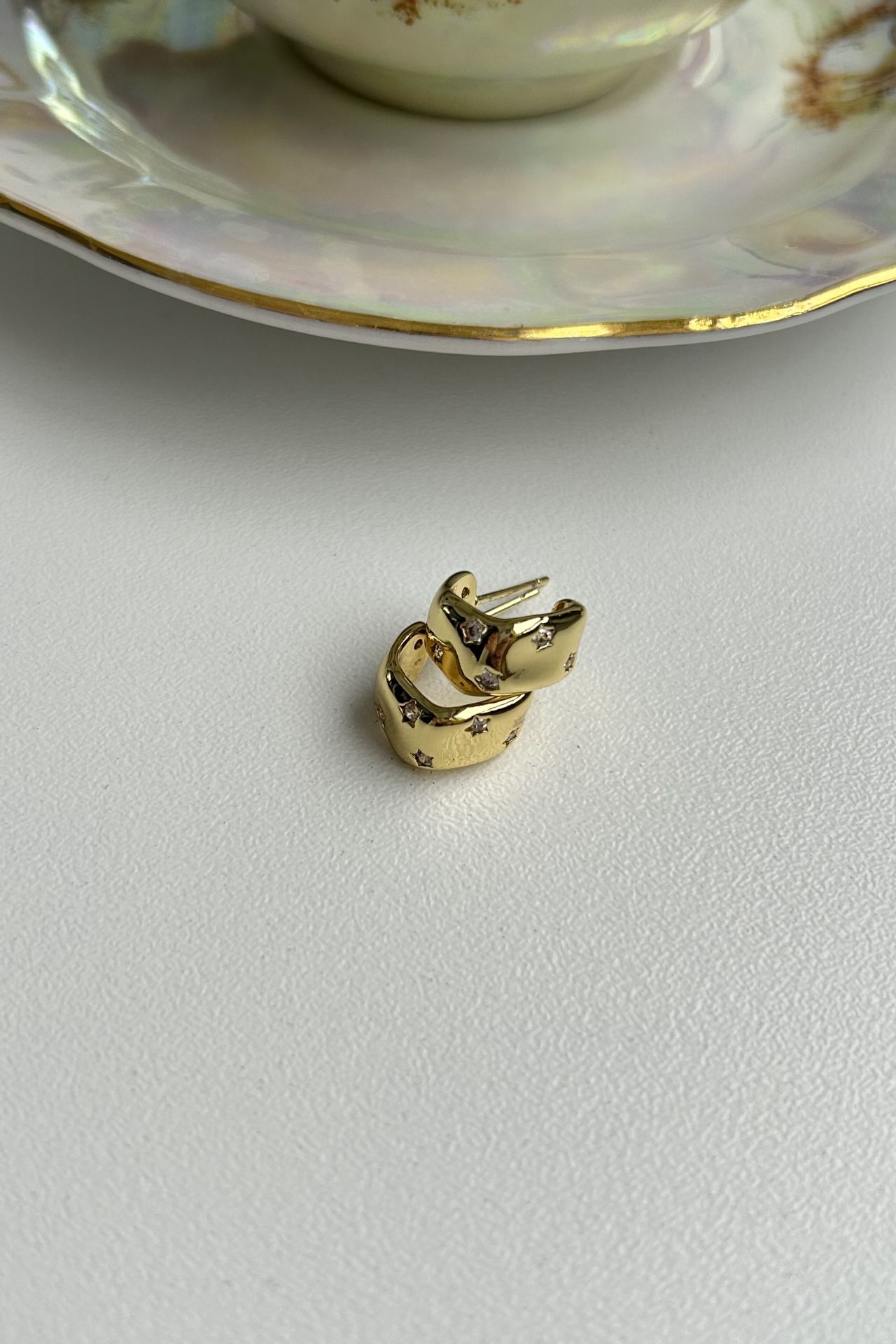 VIP Gömme Yıldız Taşlı Geometrik Yarım Halka Küpe 14K Beyaz Taş