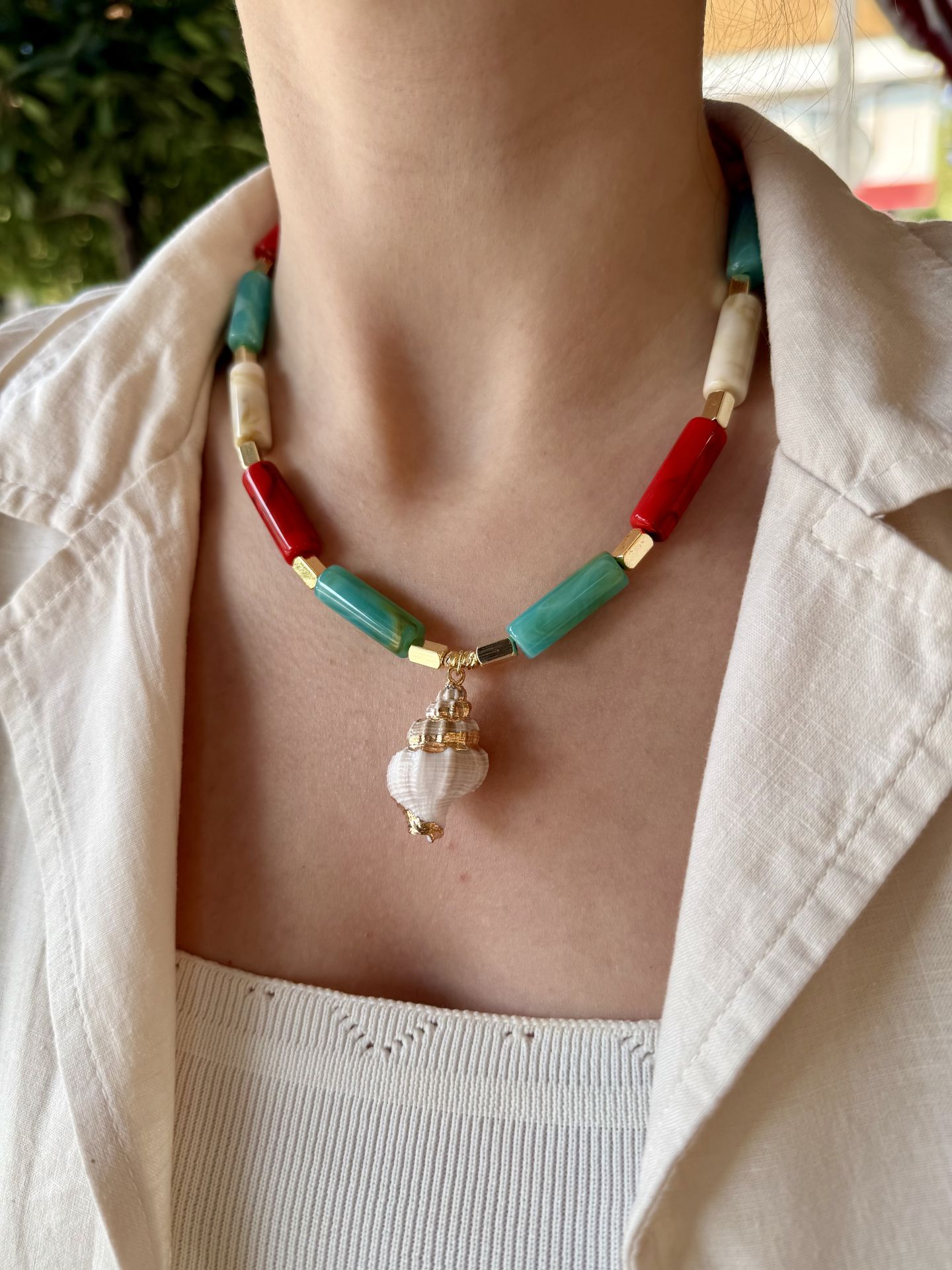 Gold Detaylı Deniz Kabuğu Uçlu Şerit Boncuk Kolye