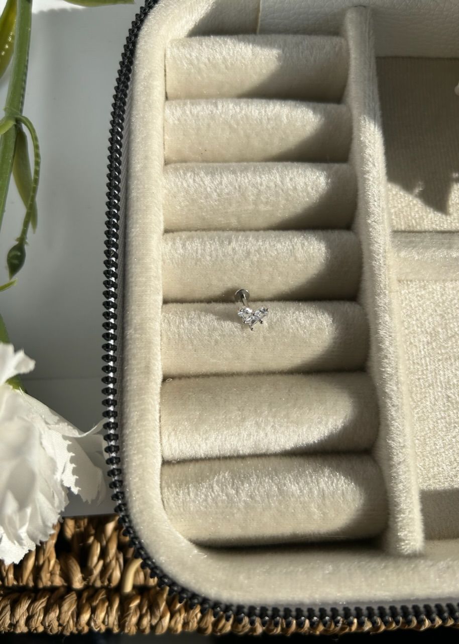 Çelik 3 Kare Taşlı Kalp Tragus Piercing 8 mm Gümüş Renk