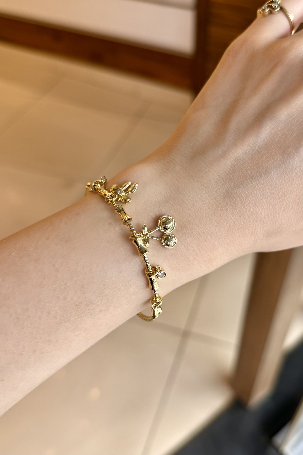 Gömme Taşlı Kiraz Charmlı Yarım Bilezik