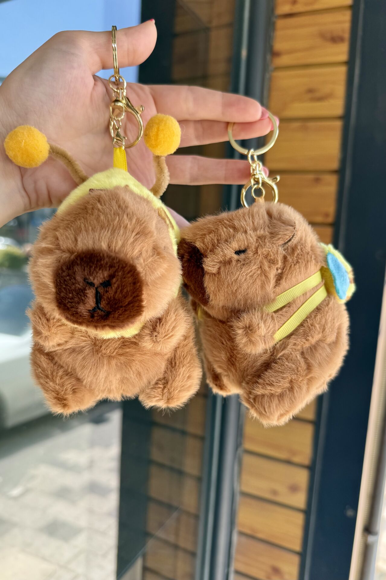 Arılı Kapibara Peluş Anahtarlık Çanta Süsü