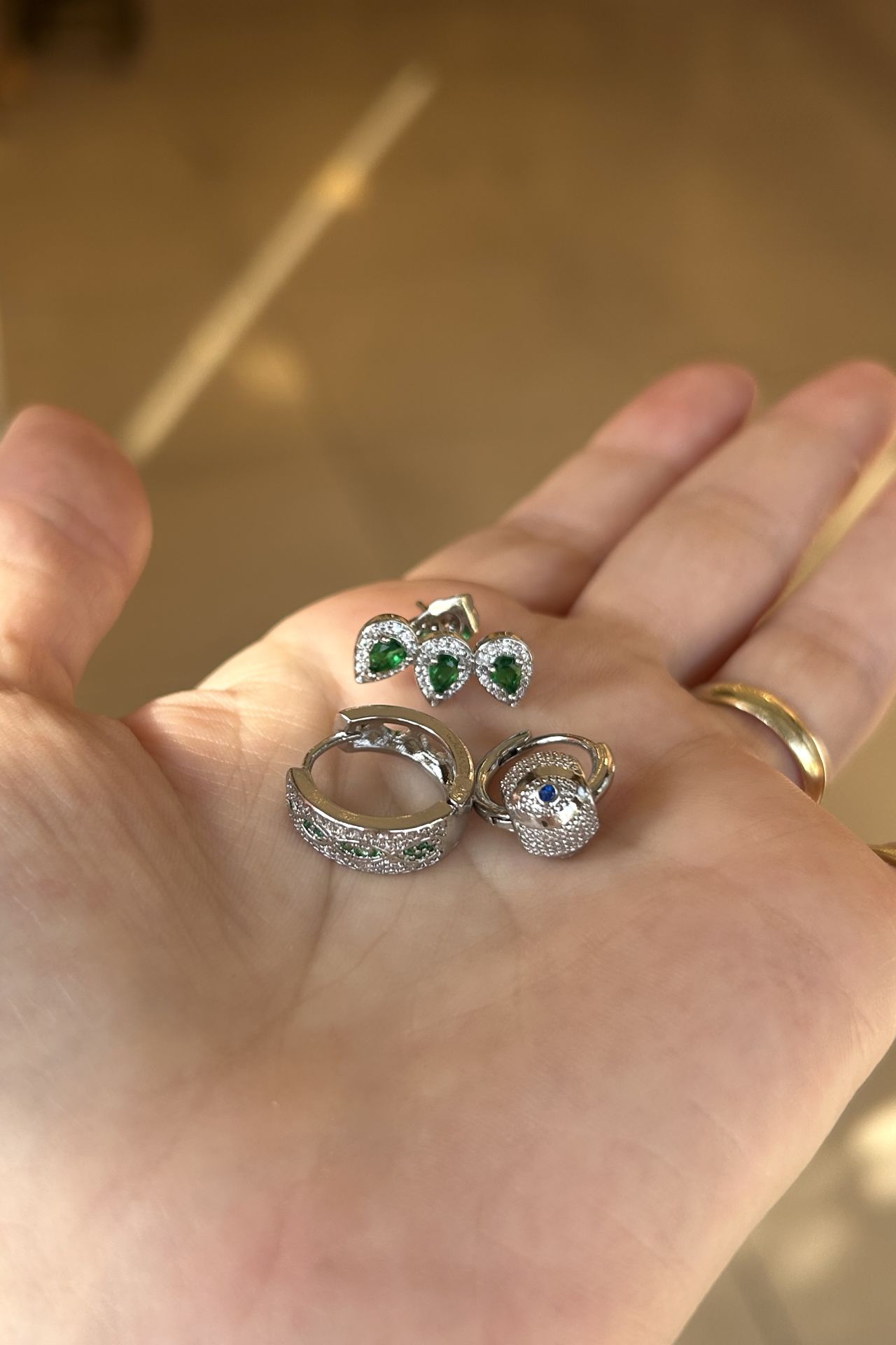 Göz Model Yeşil Taşlı Set Küpe Gümüş Renk