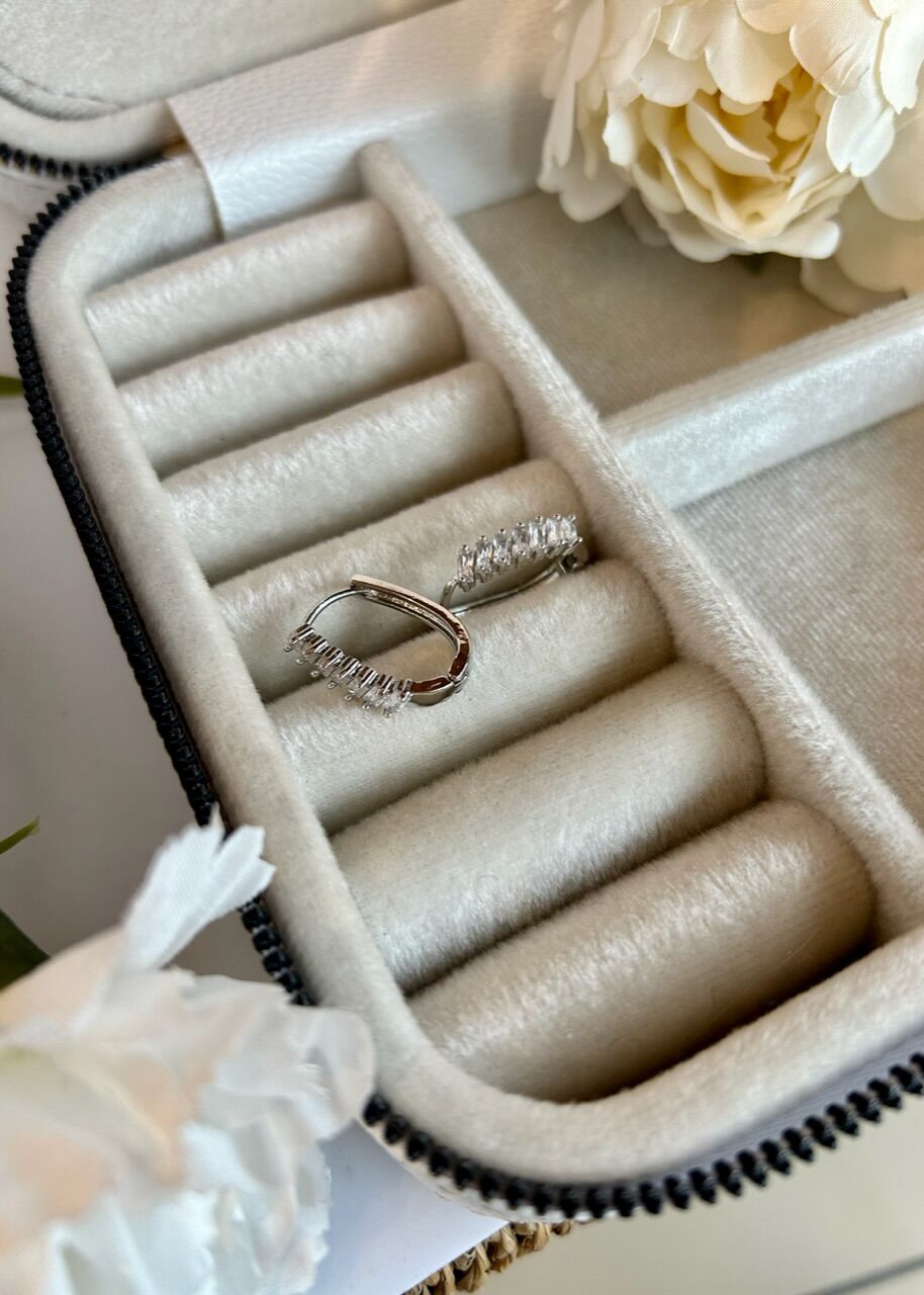 Yatay Sıra Baget Taşlı Oval Halka Küpe Gümüş Renk