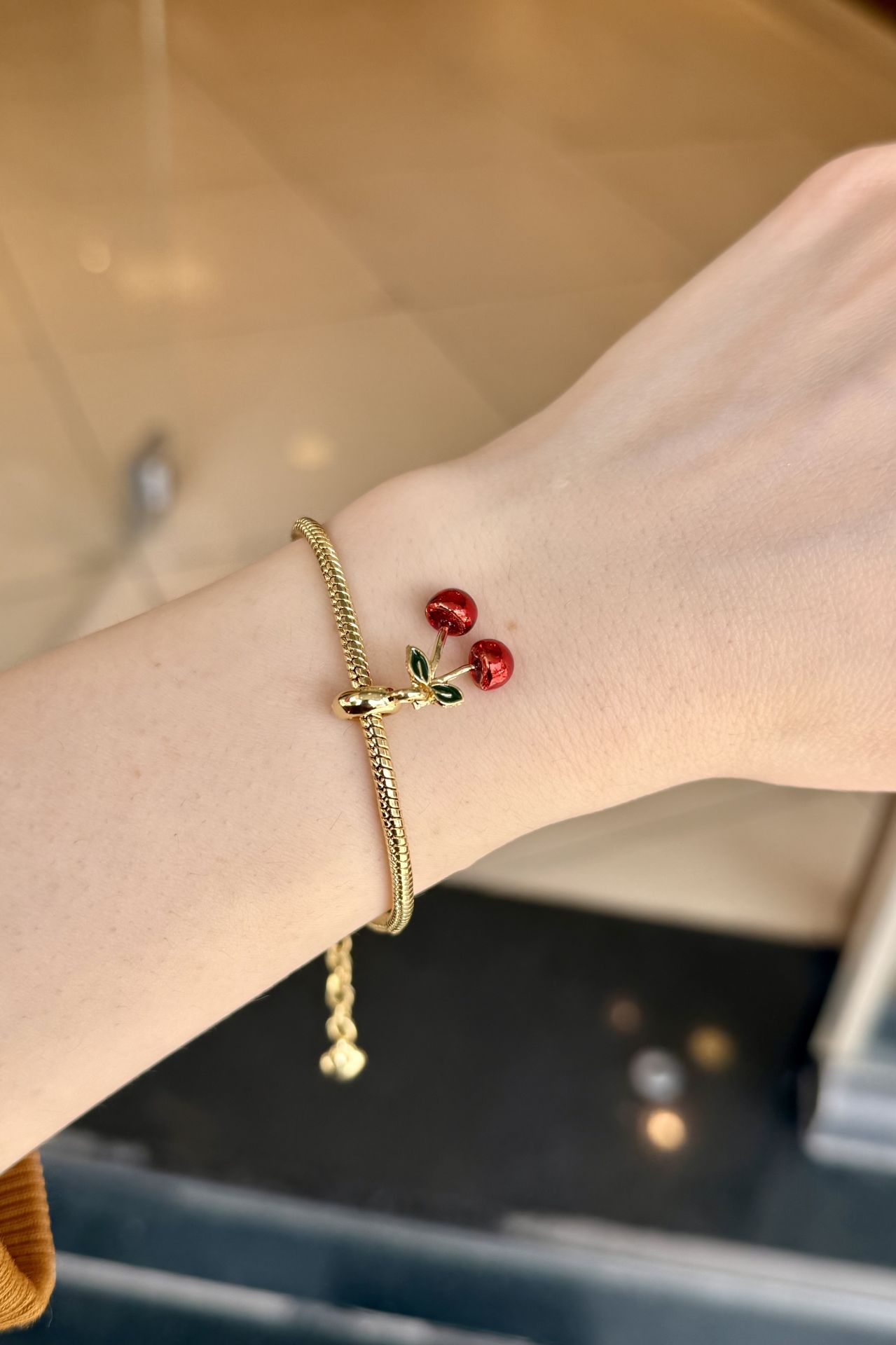 Kiraz Charmlı Yılan Sırtı Bileklik 18 + 5 cm