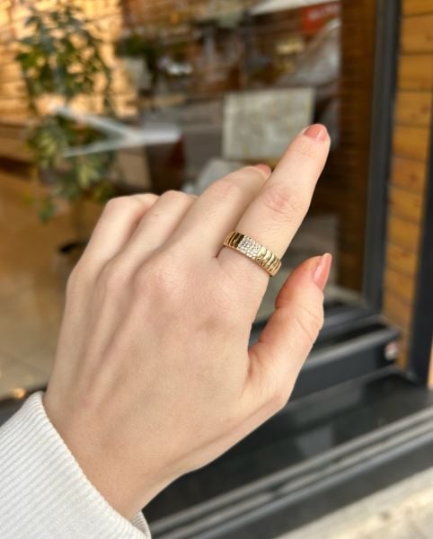 Ortası Gömme Taşlı Yatay Basamak Model Ayarlanabilir Yüzük