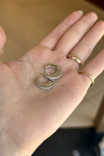 VIP Önü Sıra Taşlı Yassı Model Halka Küpe Gümüş Renk
