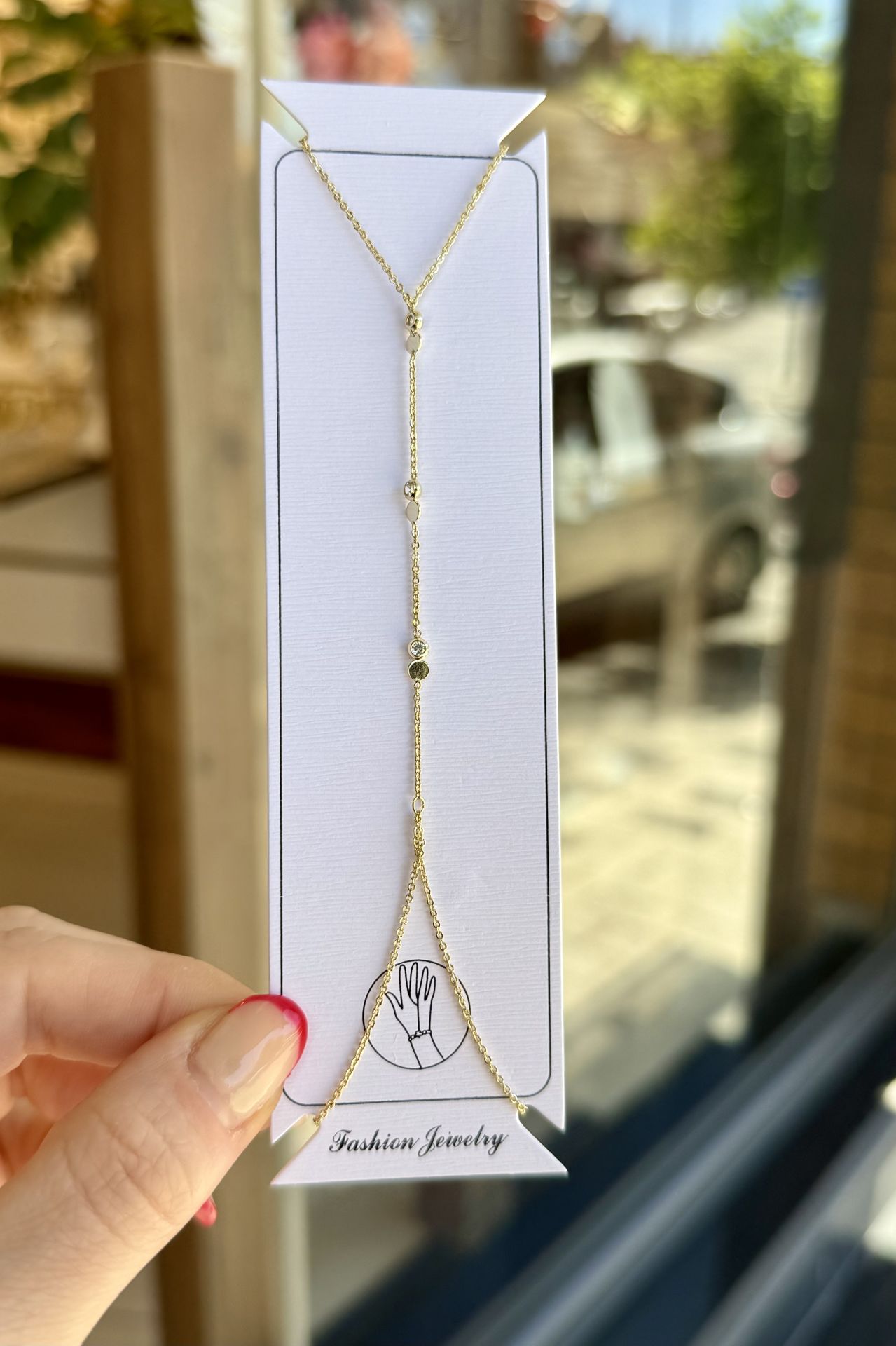 Yuvarlak Taş ve Pul Detaylı Şahmeran