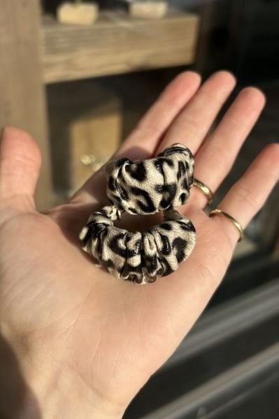 Suni Deri Kaplama Yarım Halka Leopar Küpe Açık Gri