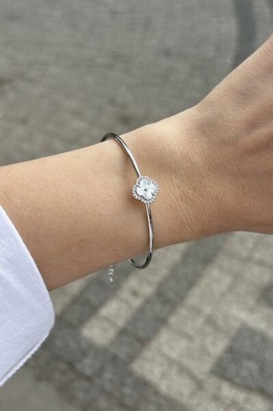Taş İşlemeli Yonca Model Klipsli Kelepçe Bileklik Gümüş Renk