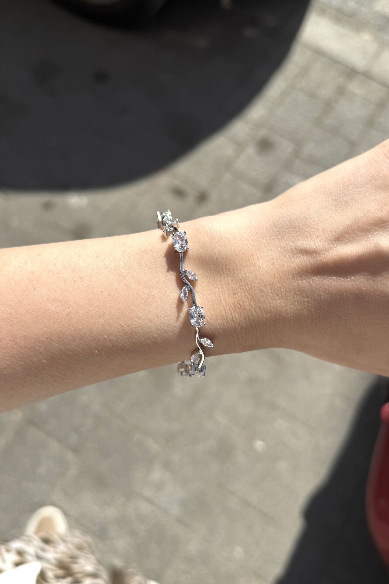 Oval Taşlı Lale Model Bileklik Beyaz Taş Gümüş Renk