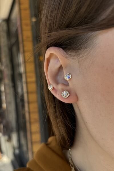 VIP Çevresi Taş İşlemeli Tek Taş Küpe 14K