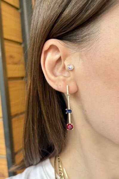 Geometrik Renkli ve Sıra Taş İşlemeli Sallantılı Küpe 14K