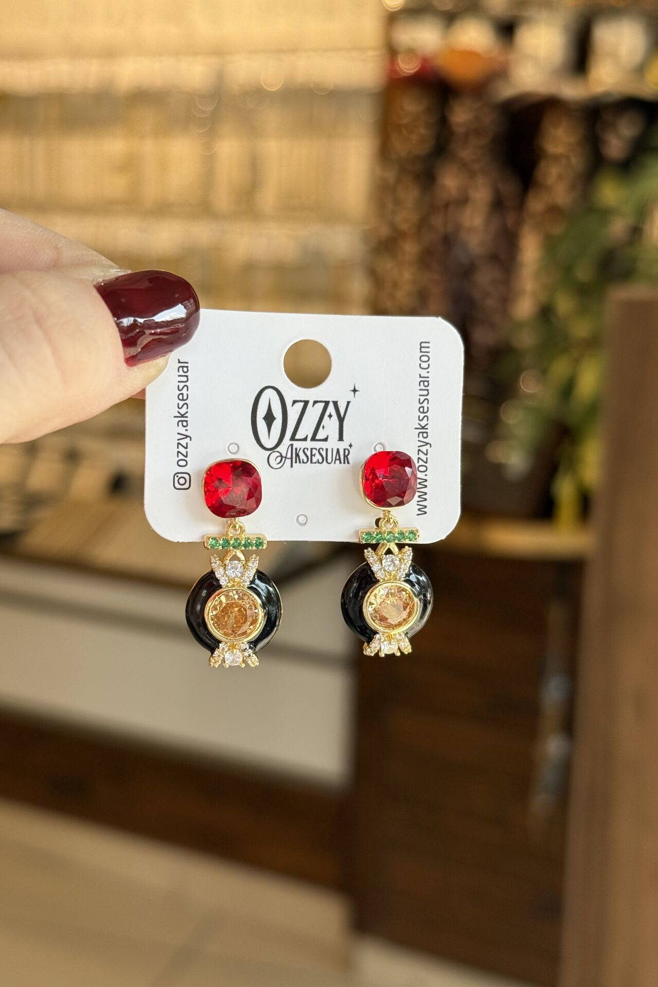 Siyah Mineli Renkli Zirkon Taş İşleme Sallantılı Küpe