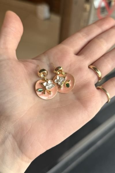 Çiçekli Yavruağzı Mineli Sallantılı Küpe