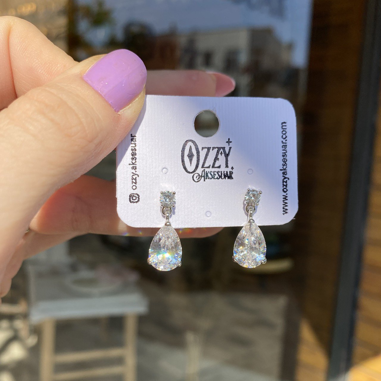 Zirkon Sallantılı Damla Küpe