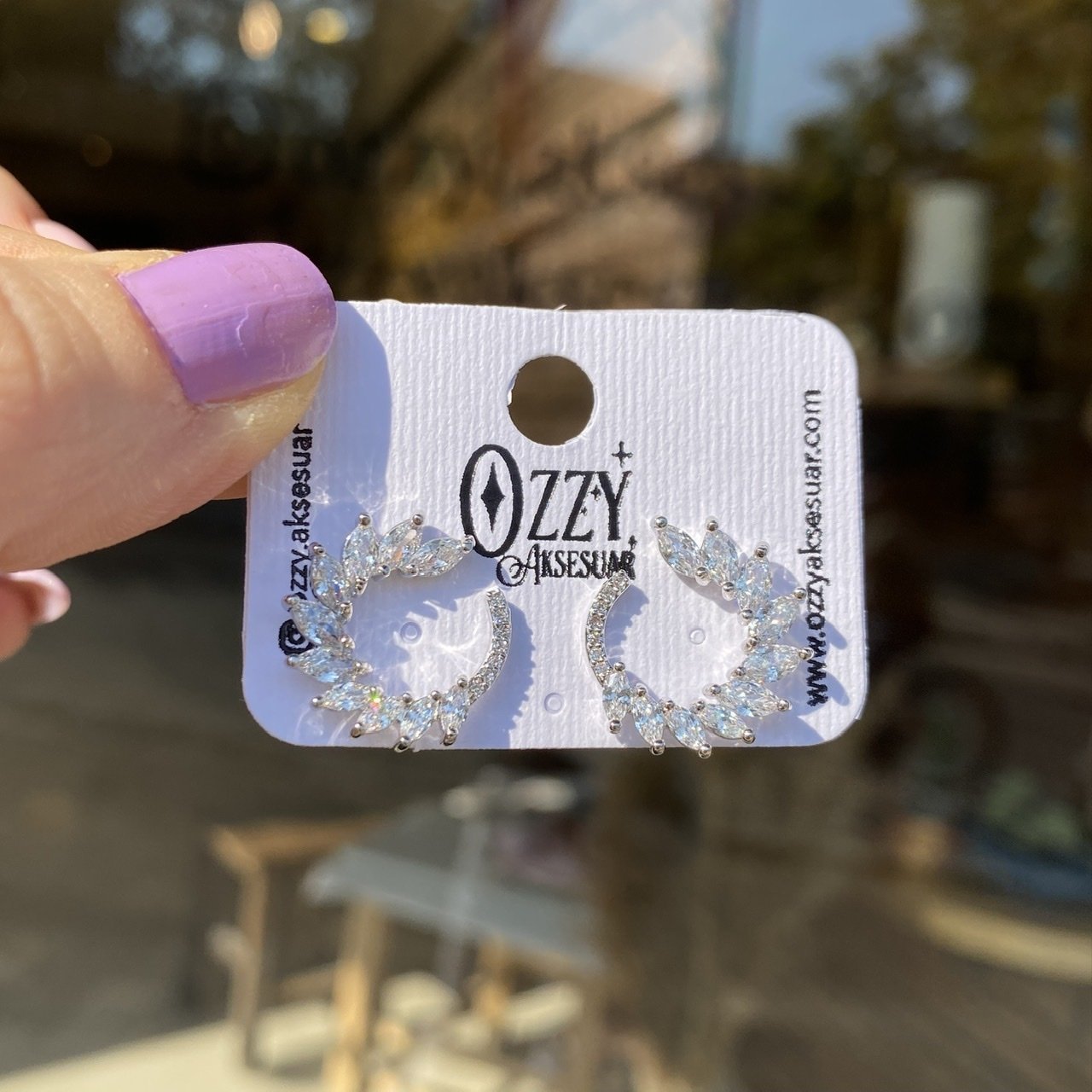 Zirkon Taşlı Sıra Yaprak Küpe