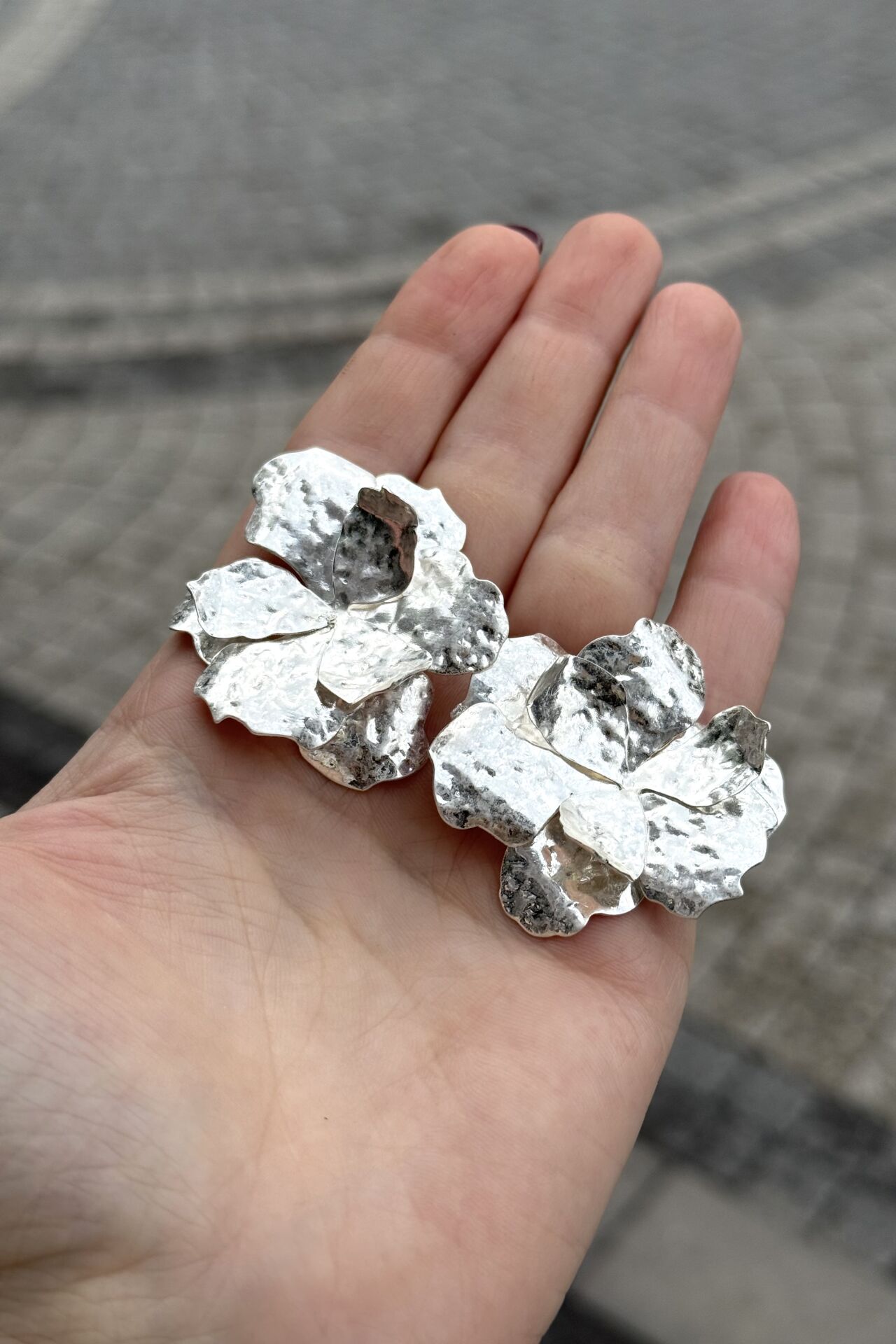 Ezme Plaka Çiçek Küpe Gümüş Renk