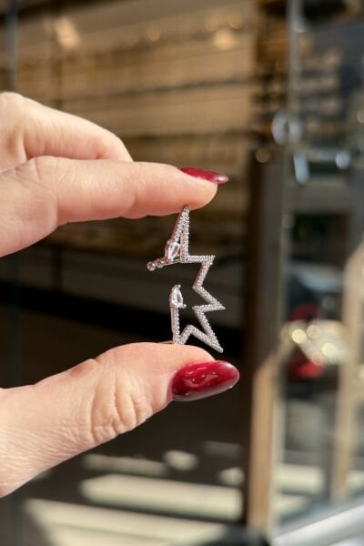 Tamamı Taşlı Yıldız Model Kıkırdağa Sıkıştırmalı Küpe Gümüş Renk