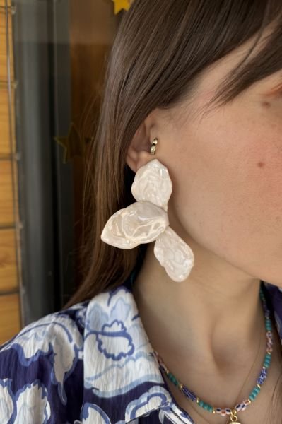 Marka Model Sedefli Mineli Plaka Çiçek Küpe Beyaz