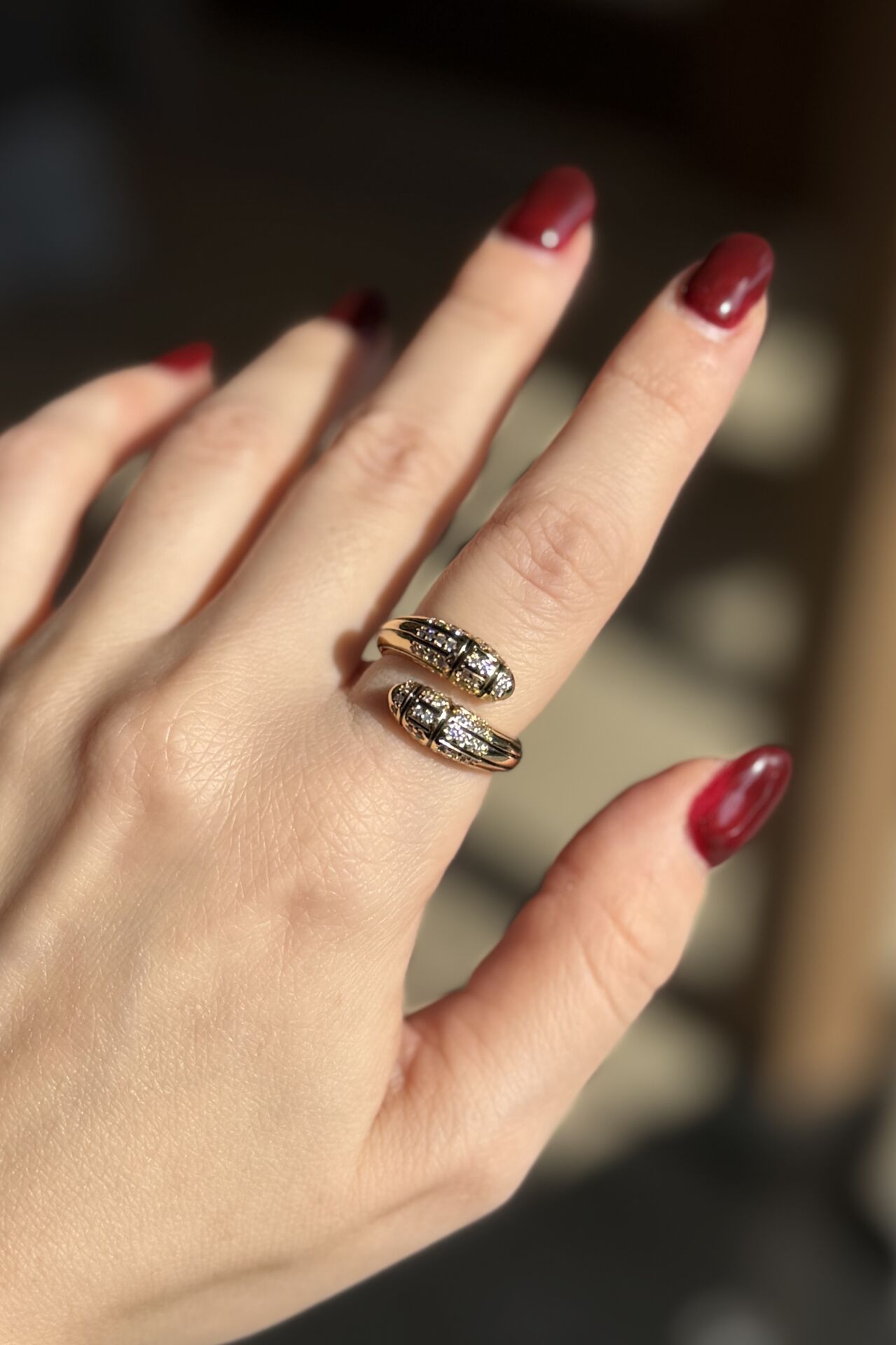 Siyah Mine Şeritli Gömme Taşlı Kavuşan Model Ayarlanabilir Yüzük