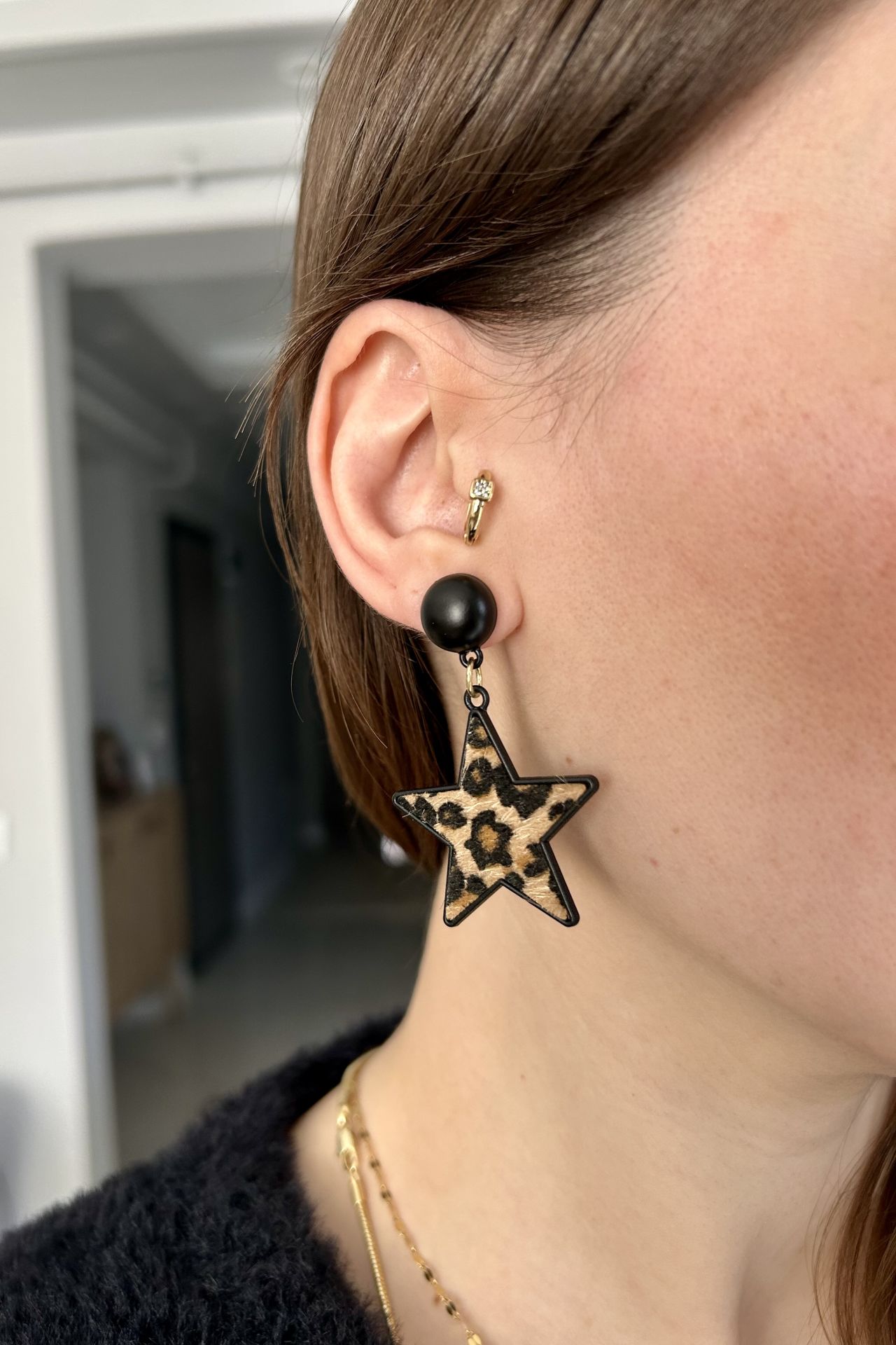 Yıldız Sallantılı Leopar Küpe Siyah