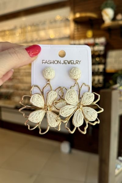 Hasır Örgü Sallantılı Çiçek Küpe Beyaz