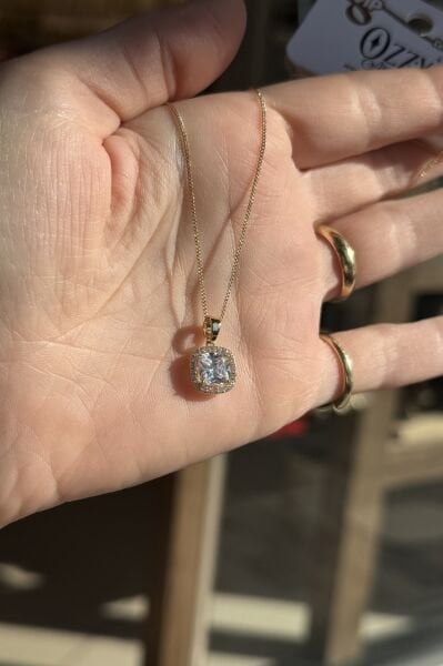 VIP Çerçevesi Gömme Taşlı Büyük Elmas Kesim Zirkon Taş Kolye 14K