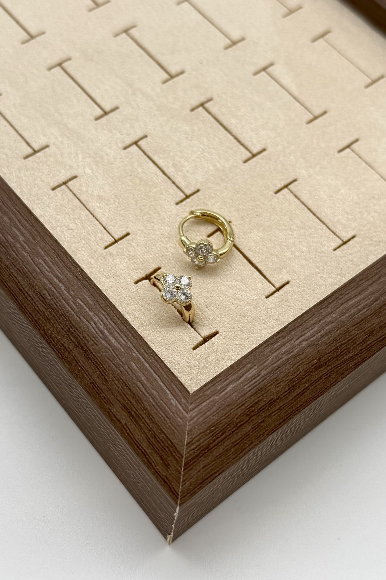 VIP Zirkon Taş Yapraklı Yonca Halka Küpe 14K