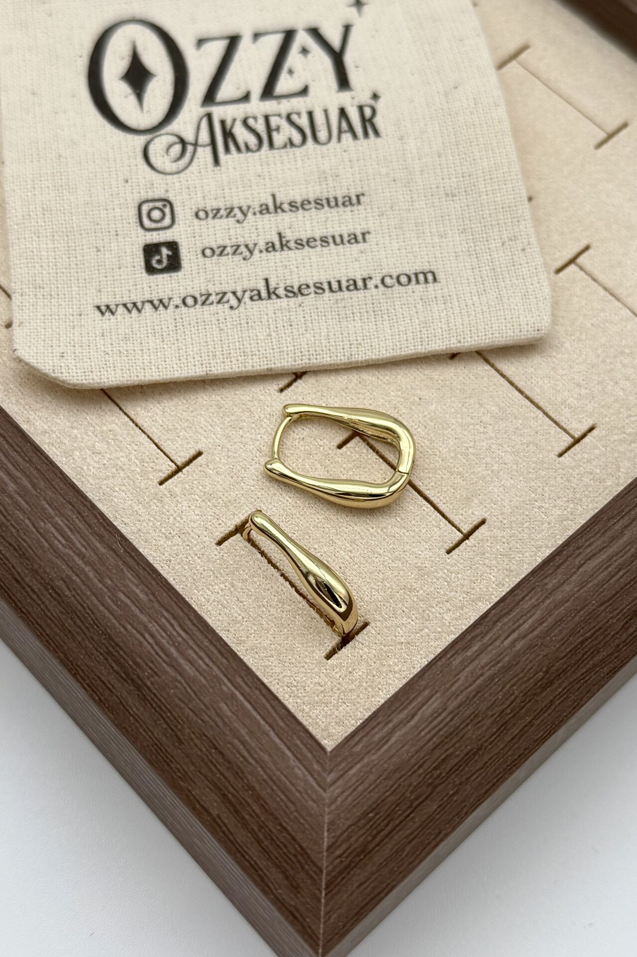 VIP Hafif Bombeli Oval Halka Küpe 14K