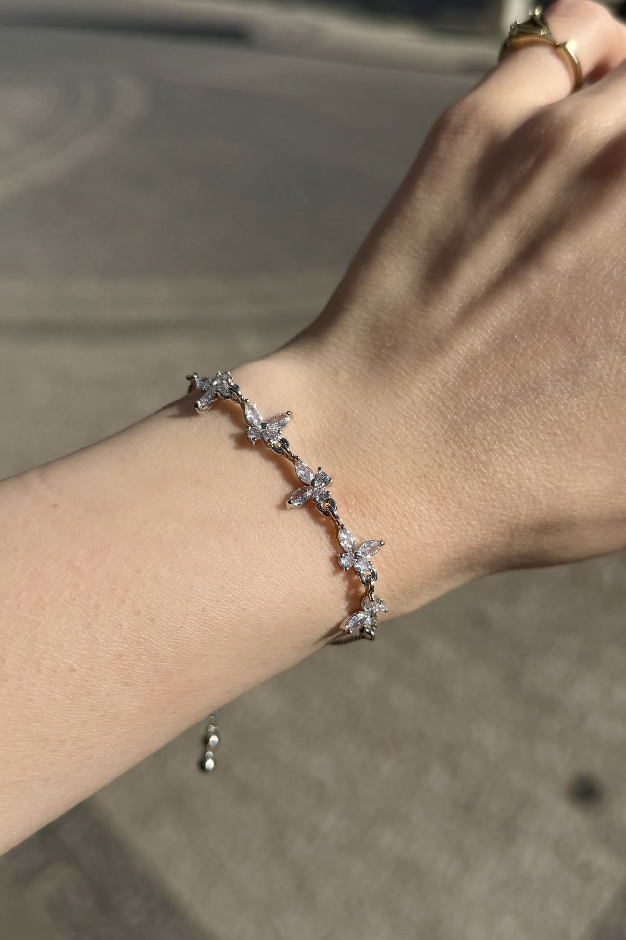 Zirkon Taşlı Sıra Kelebek Model Asansör Bileklik Gümüş Renk