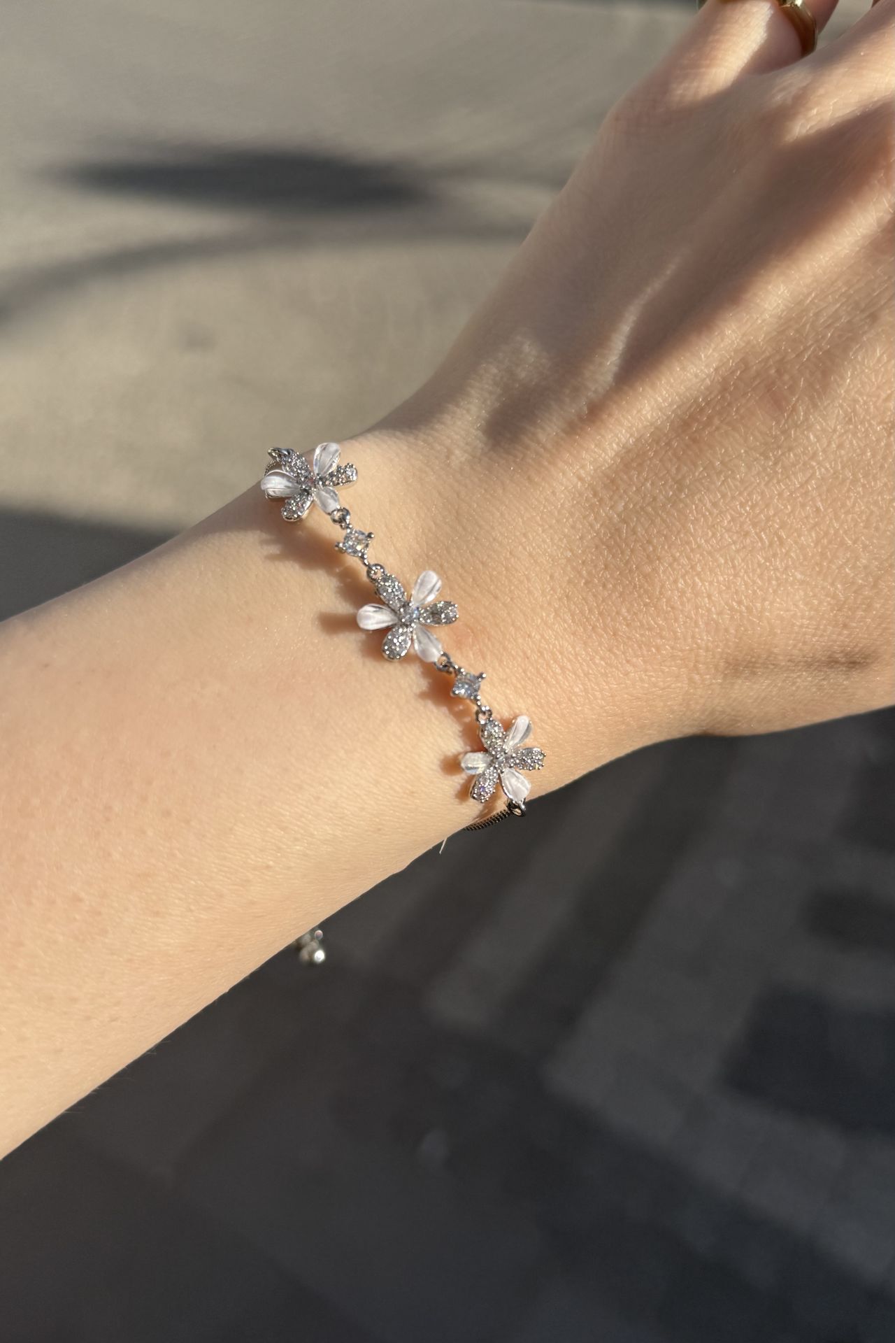Gömme Taşlı 3 Çiçek Model Asansör Bileklik Gümüş Renk