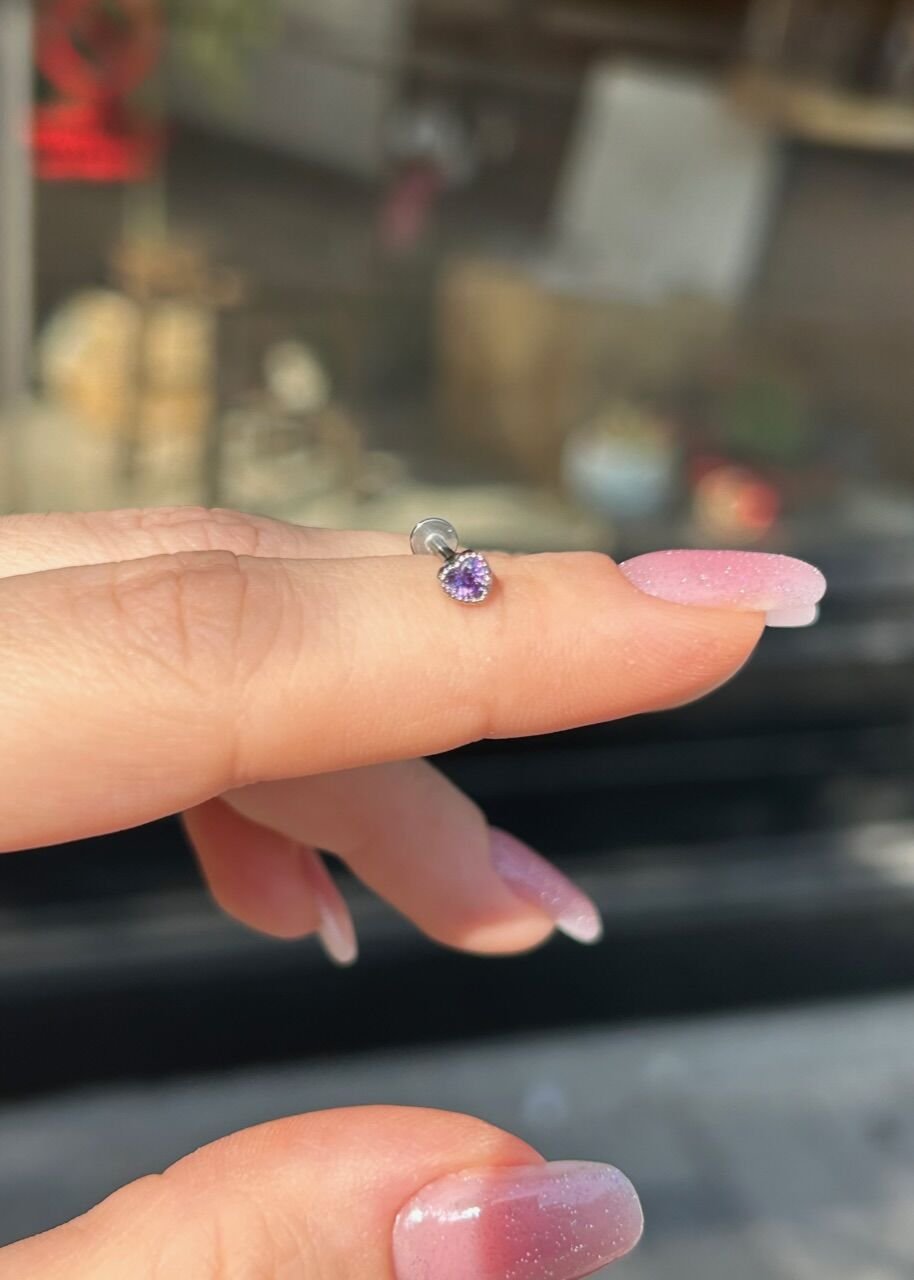 Mor Taşlı Kalp Çelik Tragus Piercing 8 mm