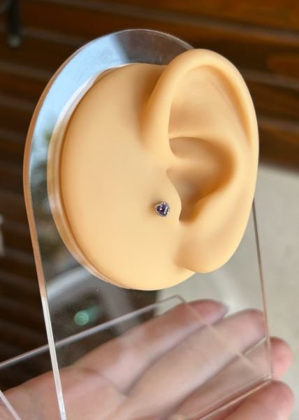Mor Taşlı Kalp Çelik Tragus Piercing 8 mm