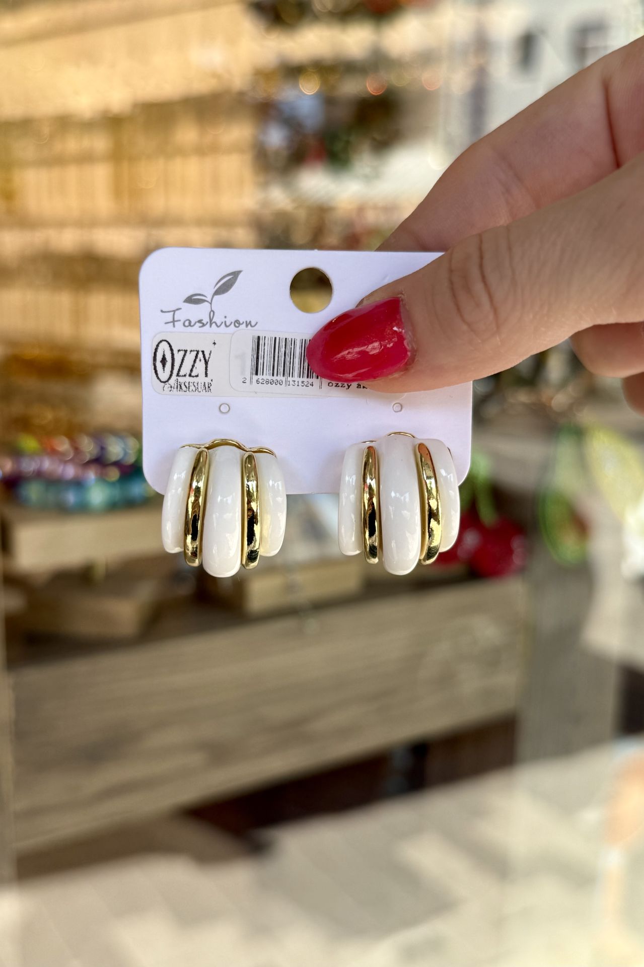 Gold Şeritli Bombeli Küpe Beyaz