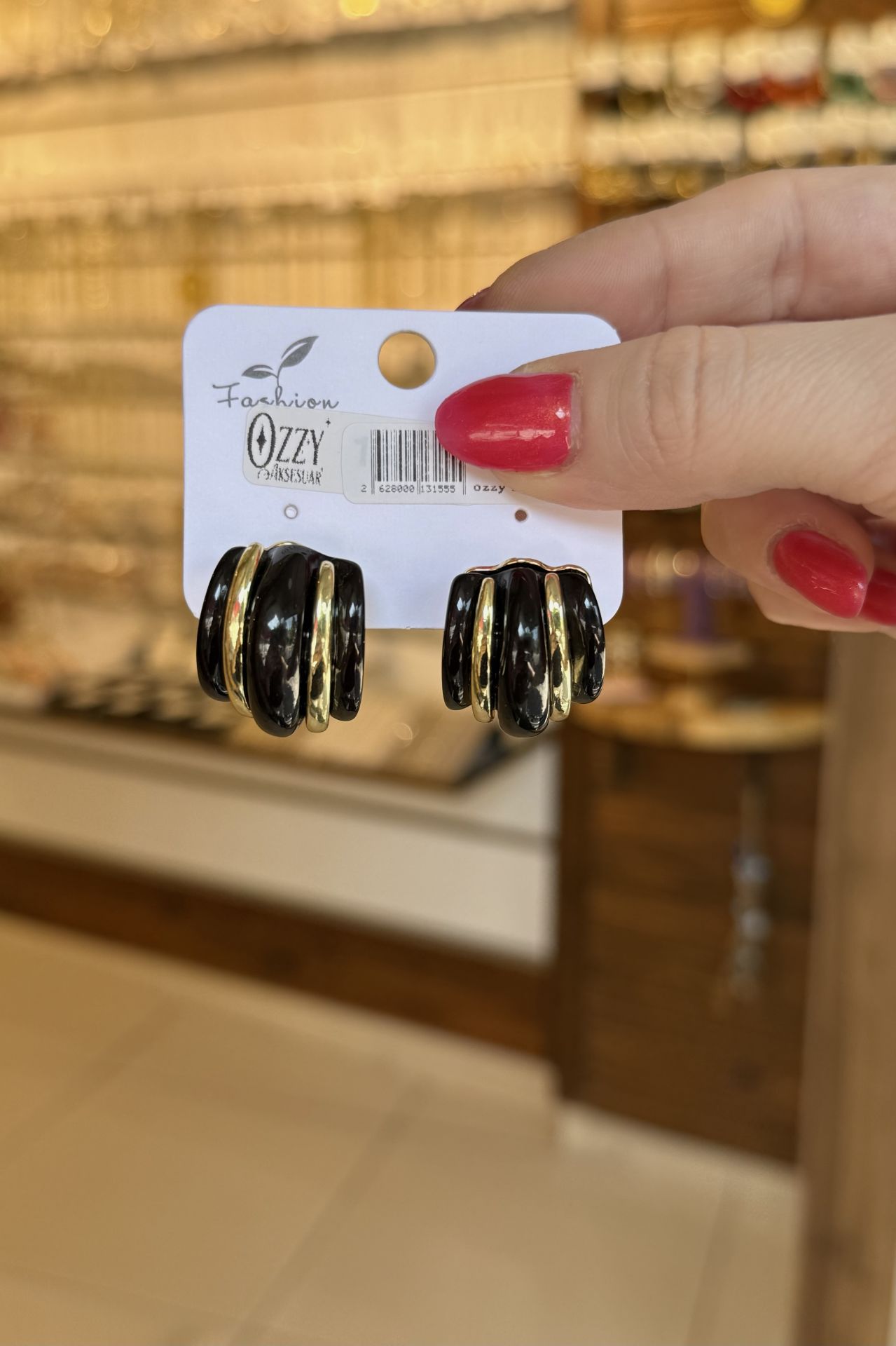 Gold Şeritli Bombeli Küpe Siyah