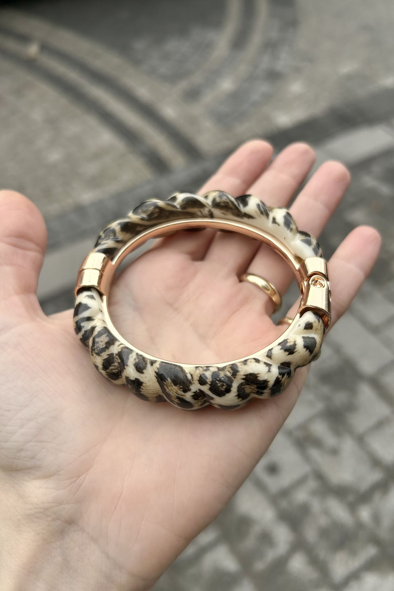 Burgulu Model Leopar Desenli Kelepçe Bileklik