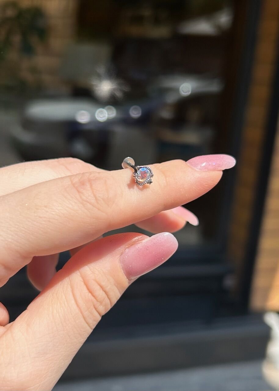 Renkli Taşlı Satürn Çelik Tragus Piercing 8 mm