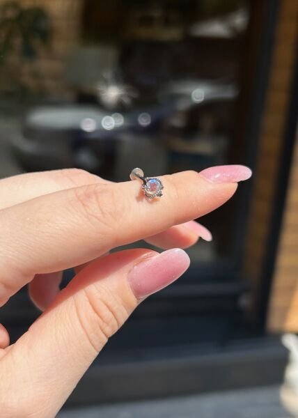 Renkli Taşlı Satürn Çelik Tragus Piercing 8 mm