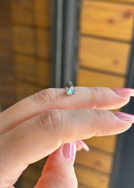 Renkli Taşlı Satürn Çelik Tragus Piercing 8 mm