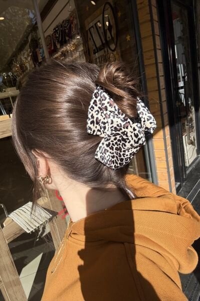 Leopar Desenli Beyaz Süet Kaplama Mandal Toka