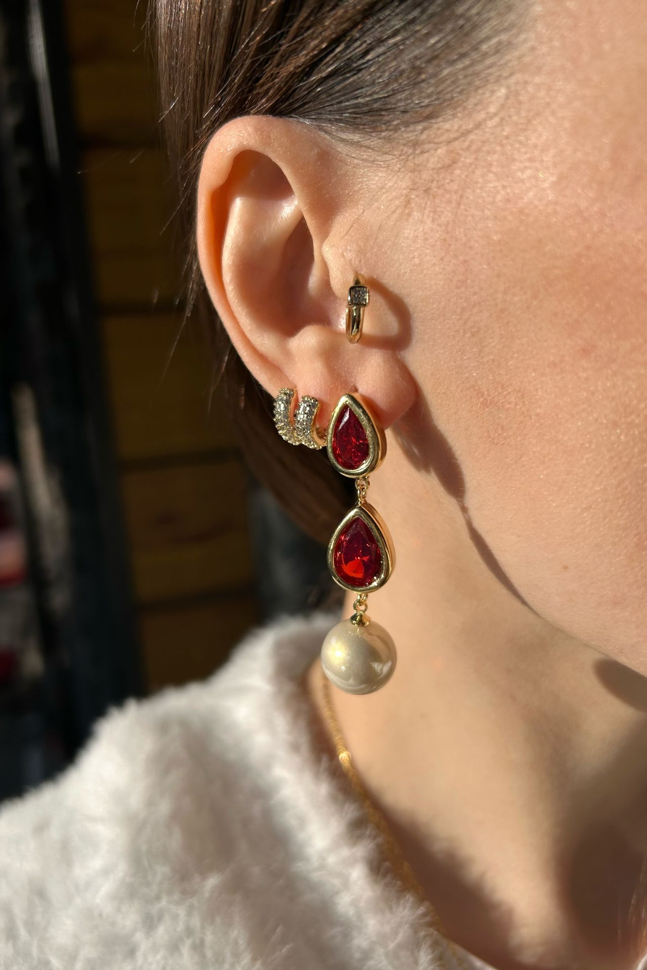 Kırmızı Damla Taşlı İnci Detay Sallantılı Küpe