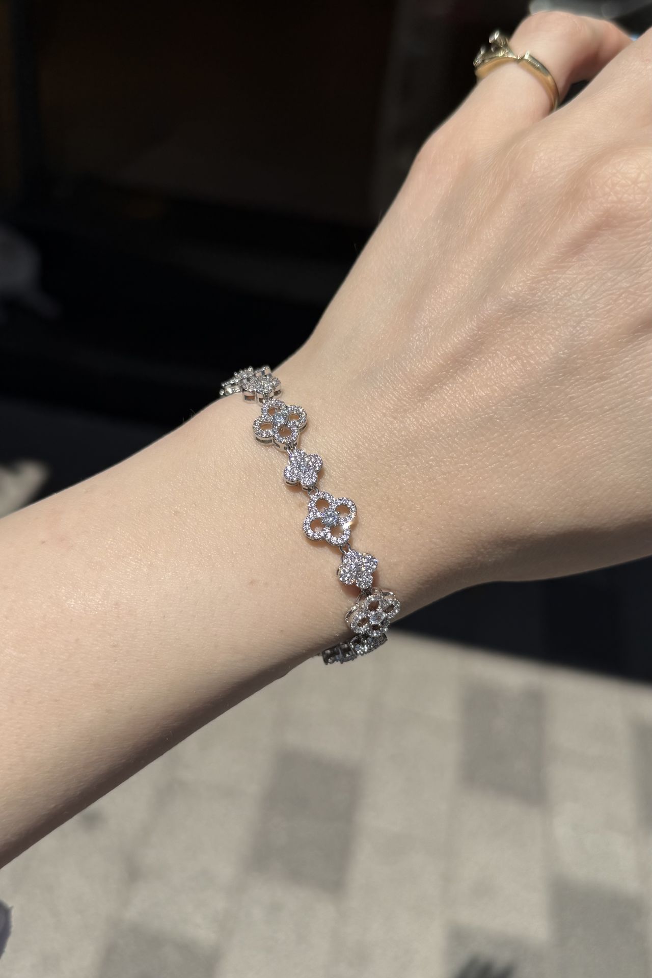 Gömme Zirkon Taşlı Sıra Yonca Model Bileklik