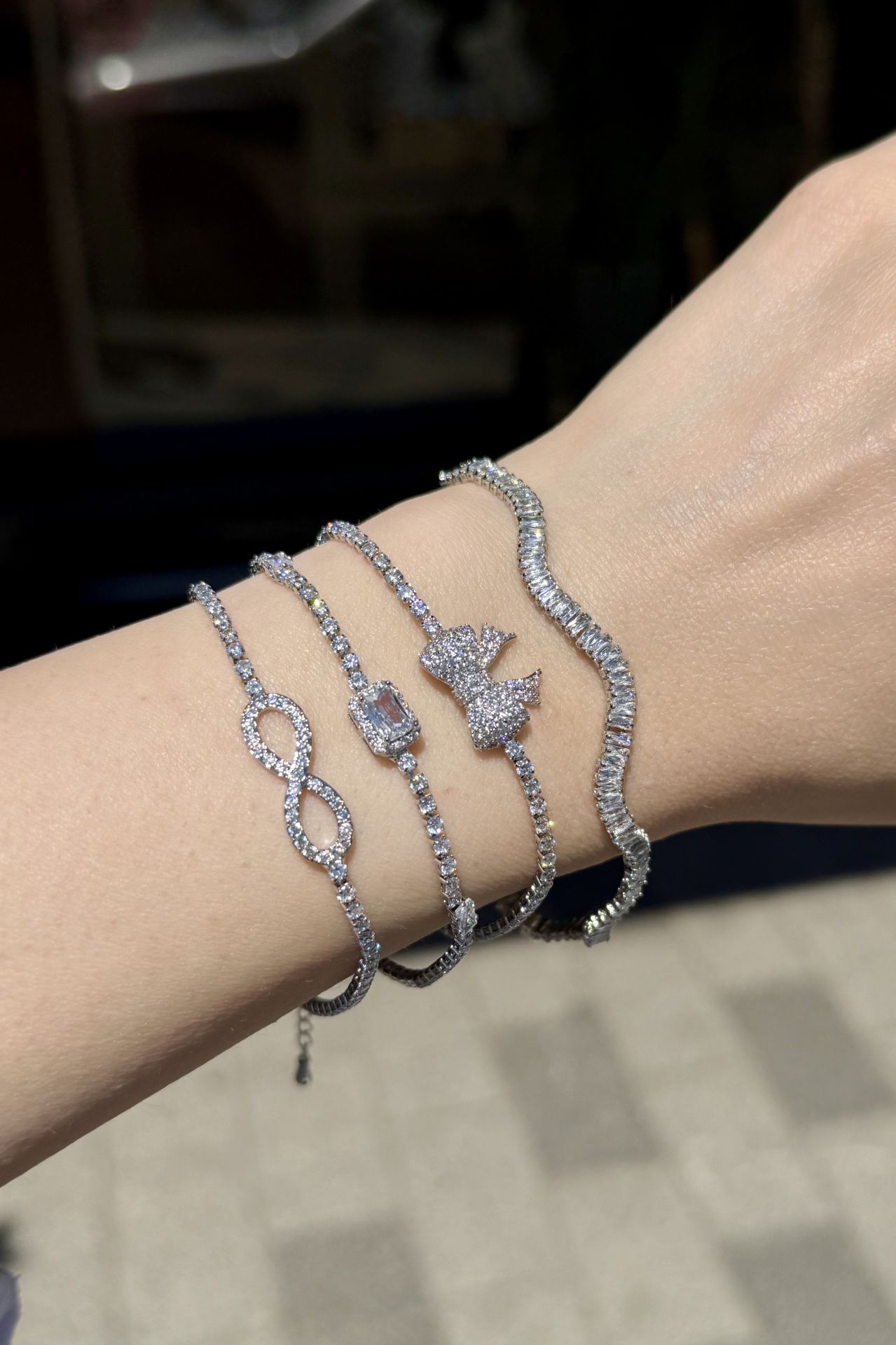 Modelli Su Yolu Zirkon Taş Bileklik