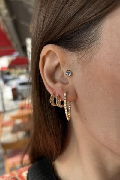 VIP Önü Tırtıklı İçten Sıra Taş Damla Halka Küpe