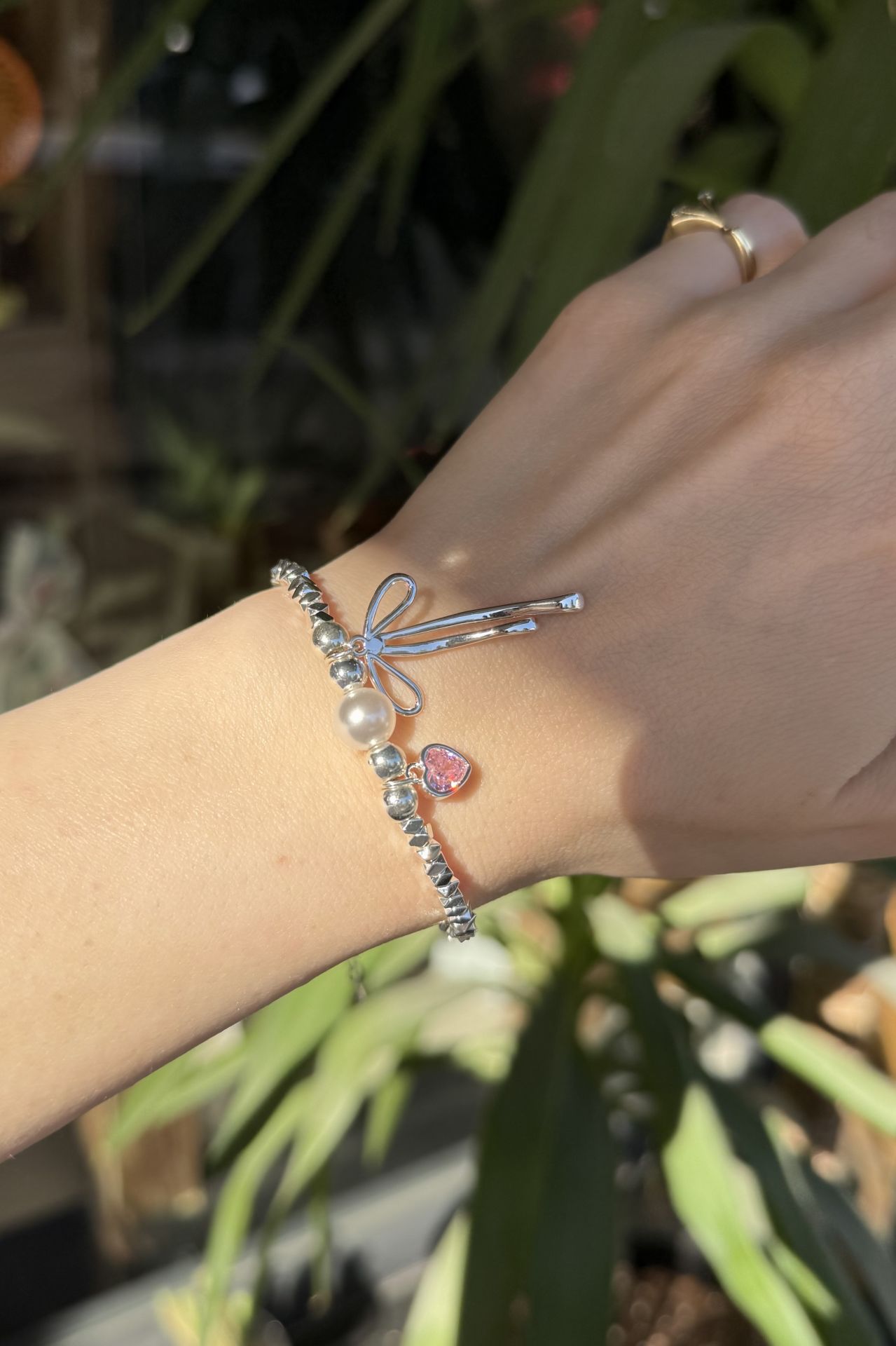 Pembe Taşlı Kalp ve Fiyonk Detaylı Bileklik